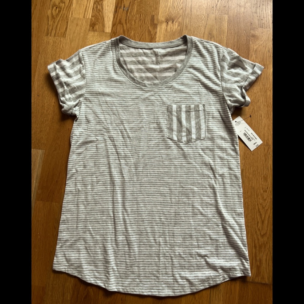 ☀️A.N.A. Grey white t shirt nwt